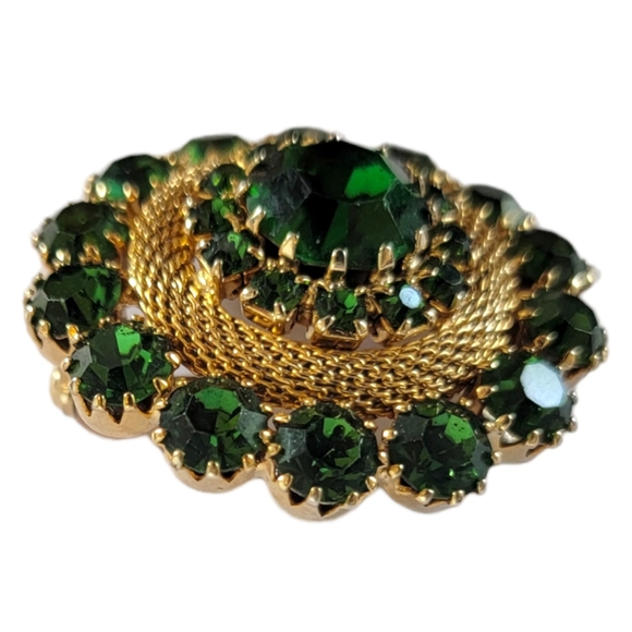 Vintage Signed WEISS Emerald Rhinestone Brooch 1950s Filigree Dome Gold Tone - Picture 4 of 7